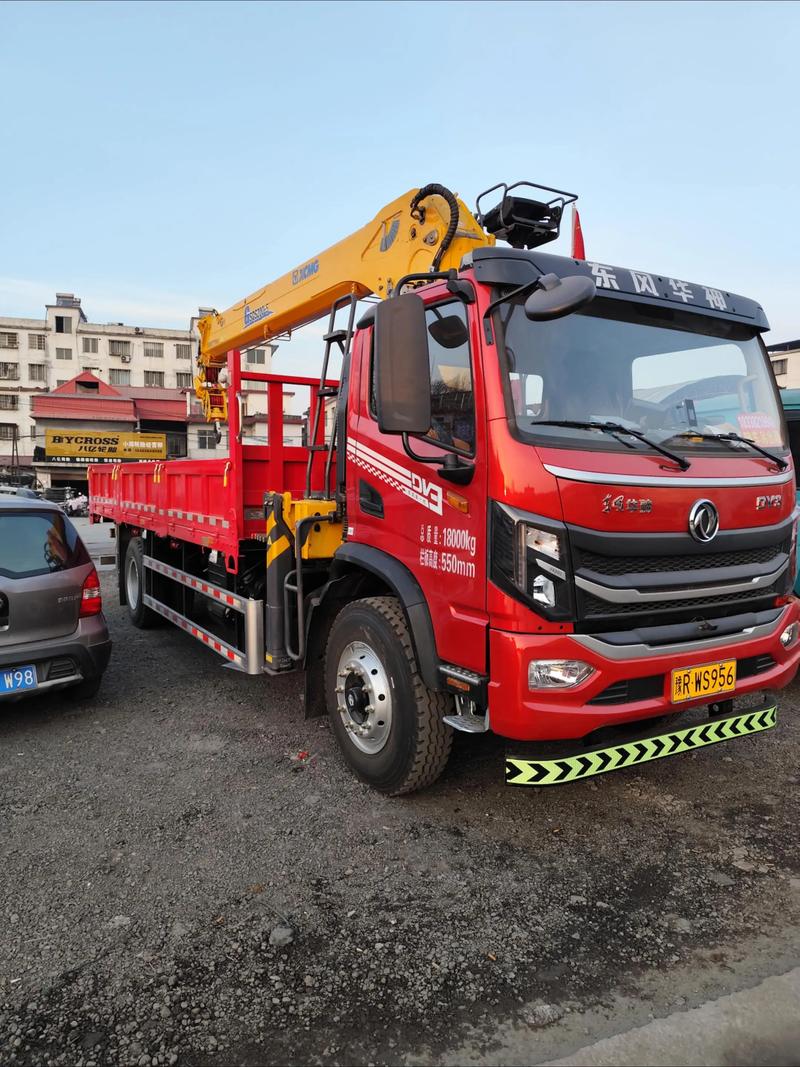 新購八噸隨車吊，高效服務(wù)光伏運(yùn)輸